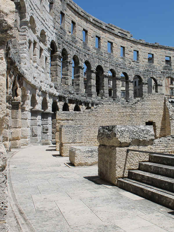 intérieur de l'amphithéâtre de Pula