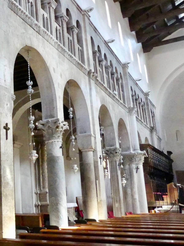 intérieur de la cathédrale Sainte-Anastasie de Zadar