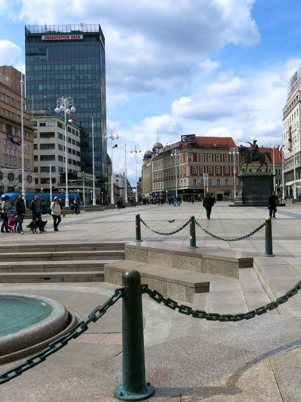 statue et place Jelacic à Zagreb