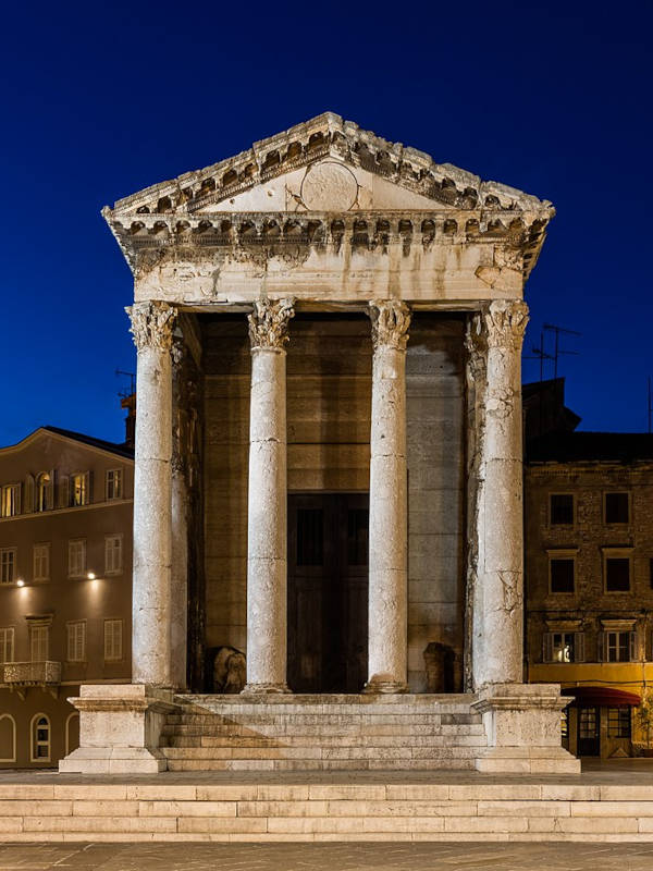 temple romain dédié à Auguste de nuit