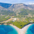 Plage de Zlatni rat et la montagne Vidova gora