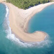 La plage de Zlatni rat en forme de virgule