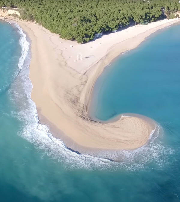 La plage de Bol défigurée