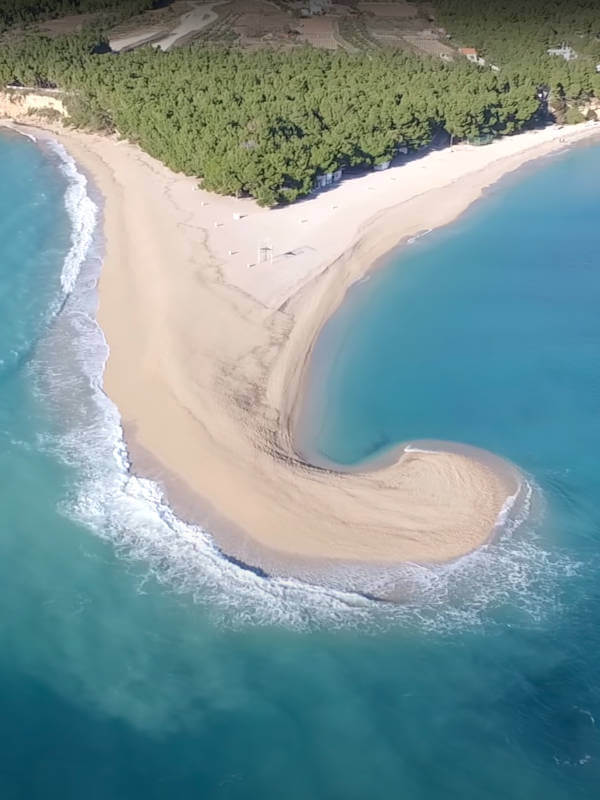 La plage de Zlatni rat en forme de virgule