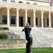 Parvis et sculpture de la galerie Ivan Mestrovic