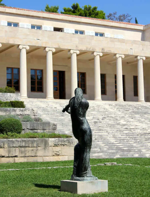 Parvis et sculpture de la galerie Ivan Mestrovic