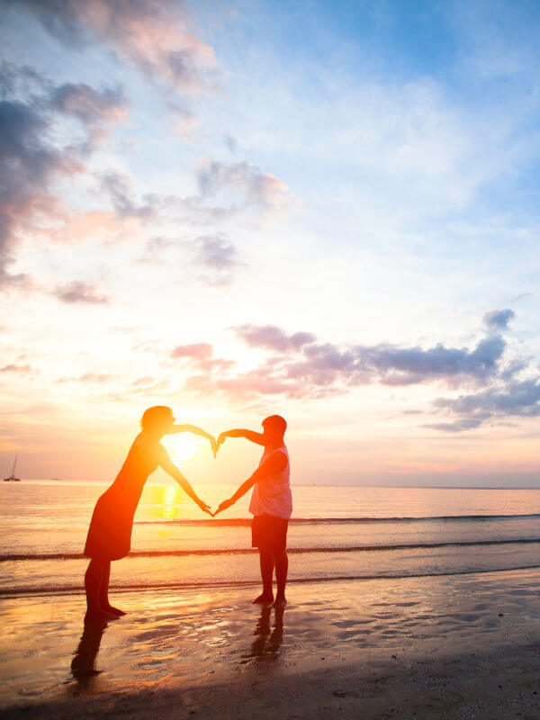 Amoureux les pieds dans l'eau