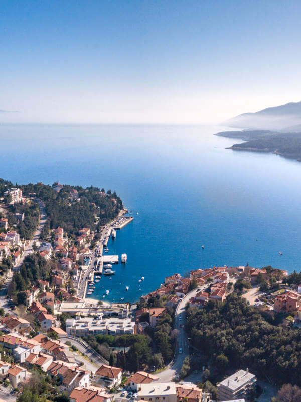 Vue aérienne de Rabac en croatie