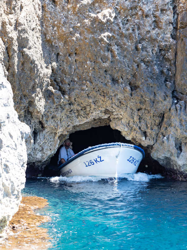 entrée de la grotte bleue de Bisevo