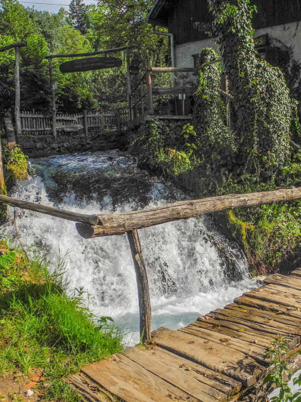 cascade et son pont à Slunj