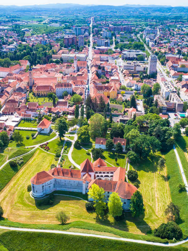 Le château de Varazdin au premier plan de la ville