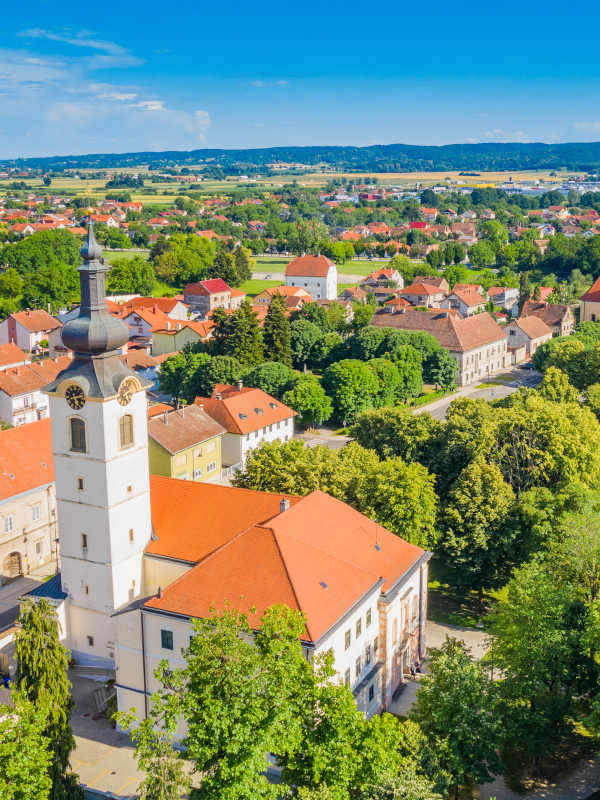 Vue aérienne de Koprivnic avec son église