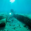 plongeur archéologue dans une eau peu profonde