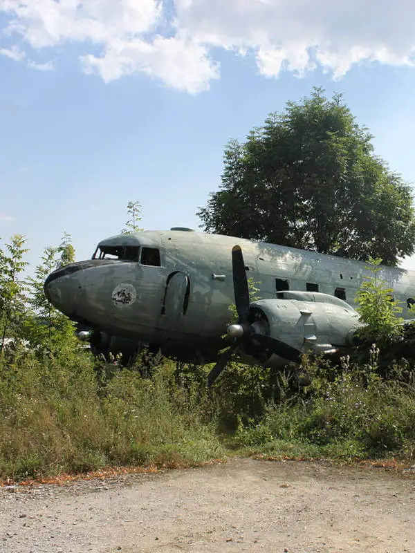 Avion sur la base aérienne désaffectée de Željava