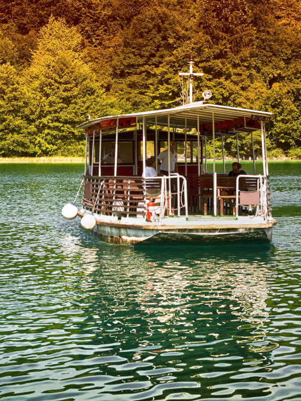 Bateau sur le lac de Plitvice