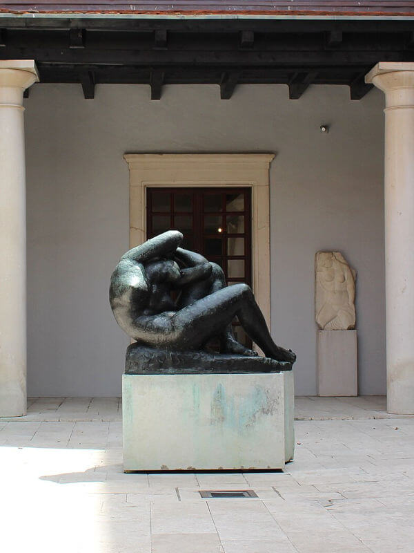 Zagreb 8 Sculpture dans l'entrée du musée Atelier Mestrovic